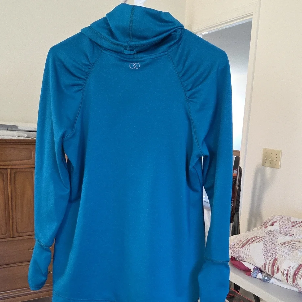 CALIA by Carrie Underwood Long Sleeve Tee Size Medium